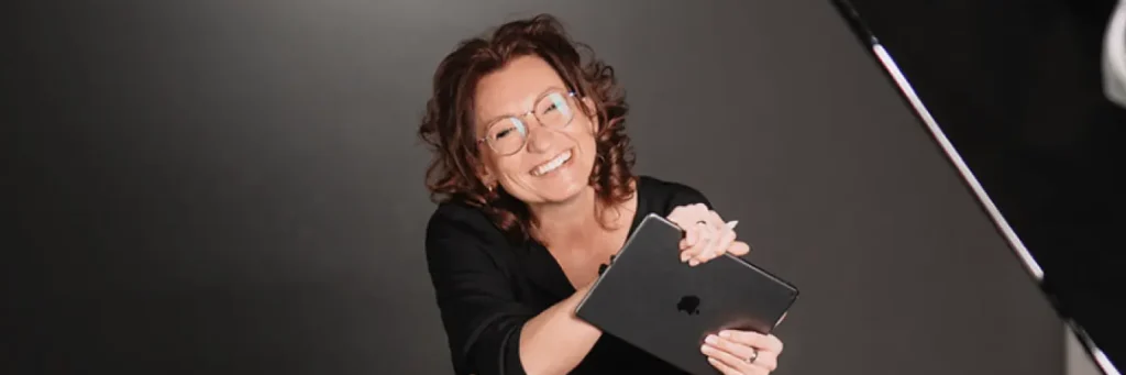 Künstlerin Irene Pfleger am lächeln bei den Fotoshootings